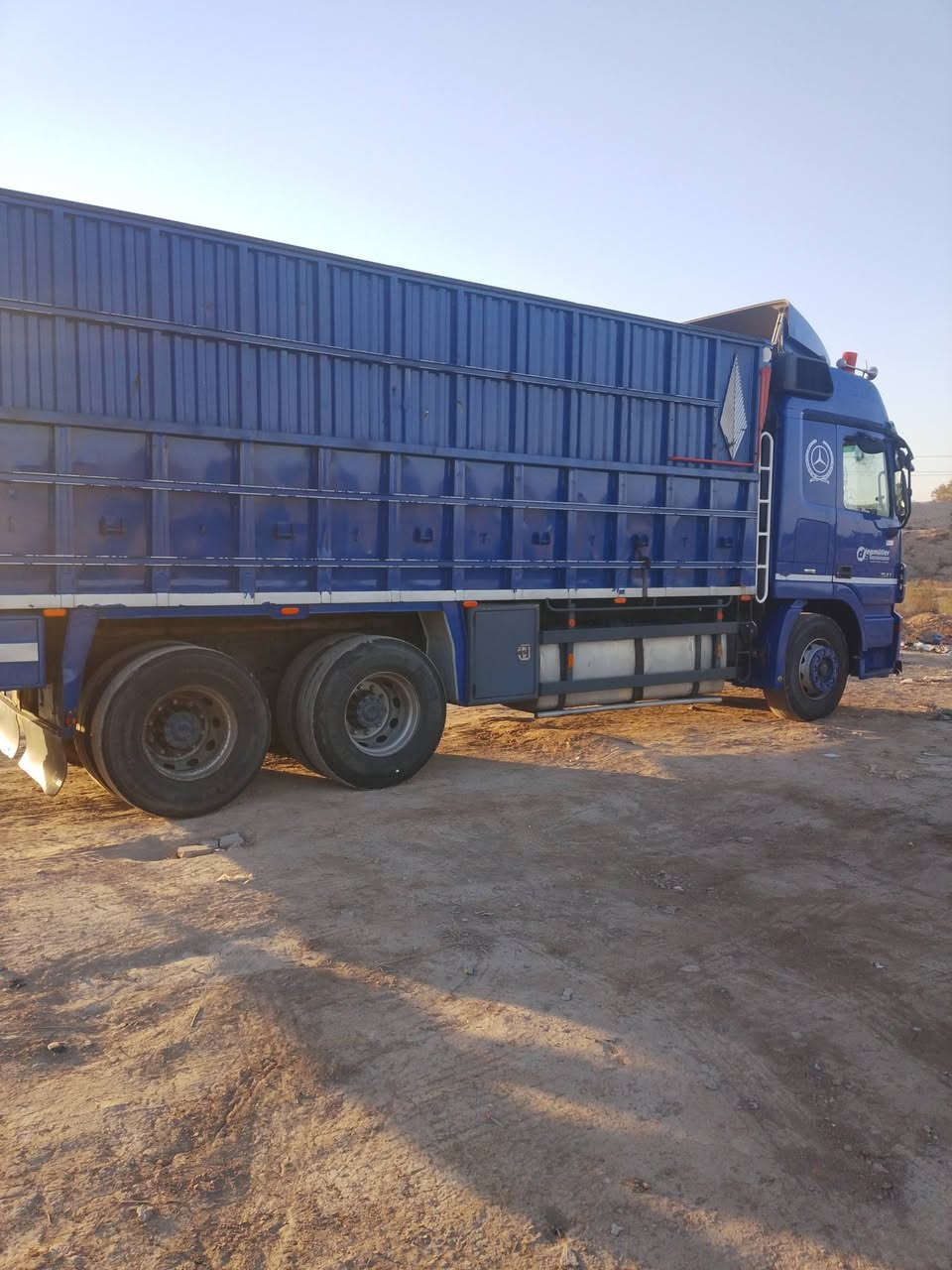 السلام عليكم سيارة اكتروس موديل ٢٠٠٤دبل تاير سياره خير من الله رقم الهاتف راعي السياره ***********
