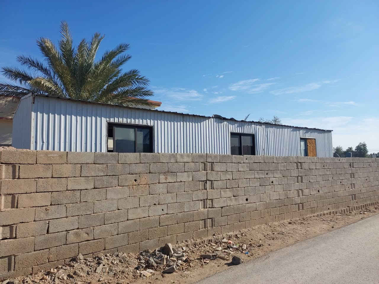 السلام عليكم للبيع كرفان المساحه طول ١٢ متر عرض ٣ونص العنوان بغداد جسر الفرنسي السعر مليونين ونص بي مجال رقم الهاتف ***********ابو سعد ***********
