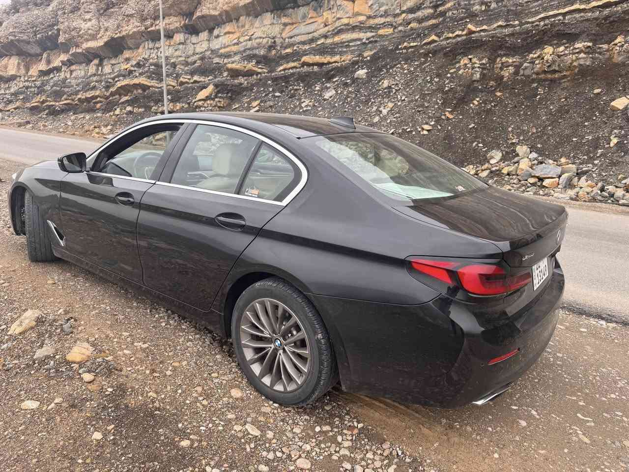 السلام عليكم بي ام 530i موديل2022 حادثها مرفق بالصور جاملغ وبنيد فقط بدون دواخل سطحي بدون ايرباك ماشية53 داخل ابيض صفر مسج رقم اربيل بأسمي السعر315 وبيها مجال فول مواصفات فتحة داتو شو هيترات ستيرن وكشن وباقي المواصفات ***********
