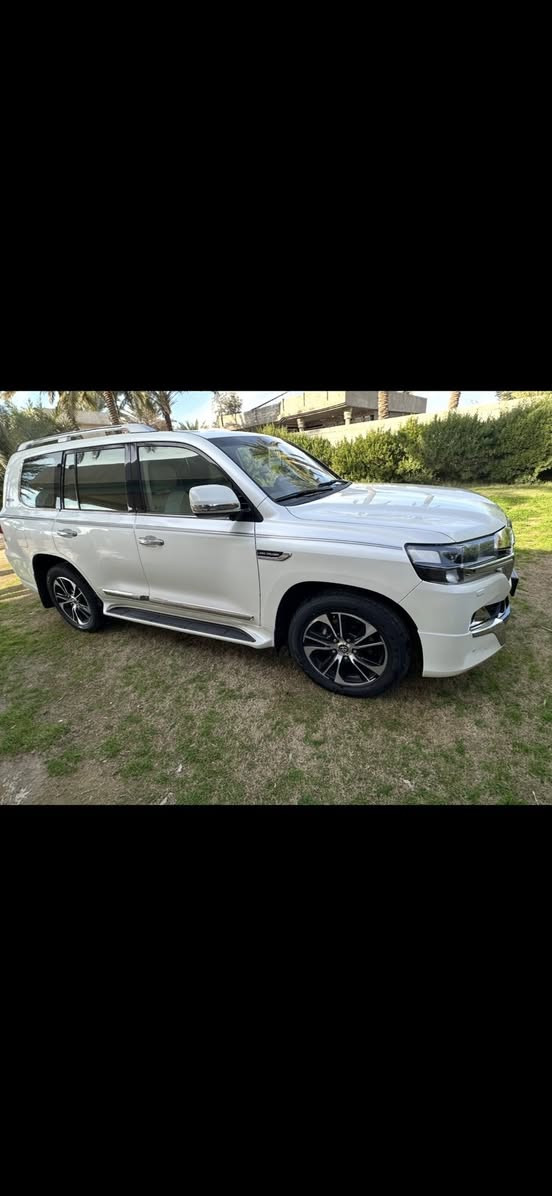 سلام وعليكم لاندكروز مديل 2021 يعني آخر صدار بهاذا لشكل محرك 8 سلندر 4600 سياره كلش جديده مكفوله من لصبغ ولبارد حته لدعاميات مكفول مواصفات ساز صندوق كهربائي باب خلفي شفط شاشات بلادي تطبيق هواي بيها مواصفات ماشيه 92 الف رقم لسياره حلو مرتب سعر 
$600 وبيها مجال حك لجيه ديالئ ‭

‭0773 934 8594‬
