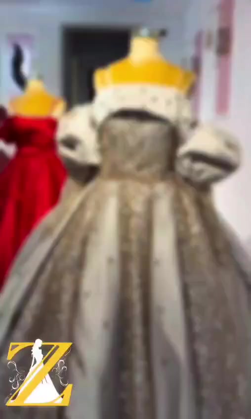 السلام عليكم تصفيه بدلات اعراس وحنه جديدات اسعارهن تبدء من 50 الف الي يحب يتفضل للسنتر البياع شارع عشرين قرب بلاد الارز ‭0771 470 7932‬
