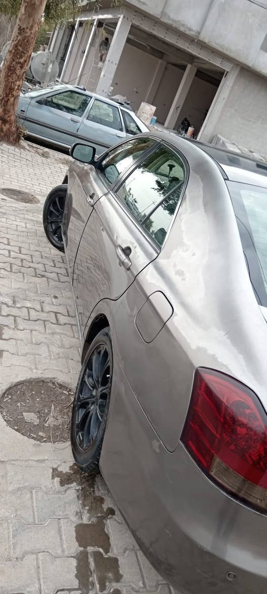 #السلام _عليكم
امكراند للبيع موديل 2013 شكل عريض حجم 8
رقم اربيل باسمي  ثاني يوم تحويل
بيه قطعتين  فقط بدون دواخل ولا قطرة خياس بيه 
محرك  مستر بوشي حجم 2000  
سياره فول مواصفات
سقف سلايت 
تبريد ثلج ❄  
4تايرات جدد 🛞
دواخله جديد حيل نضيف
شاشه ايباد منضومه سماعات دمام
لايتات زينون 
حساسات امامي وا خلفي 
صدر امامي و خلفي  جديد
سياره لوك صارف عليه  اهويه ميحتاج مصرف الف دينار
السعر:75بي مجال
مكان كركوك
رقم :*********** فقط وتساب
