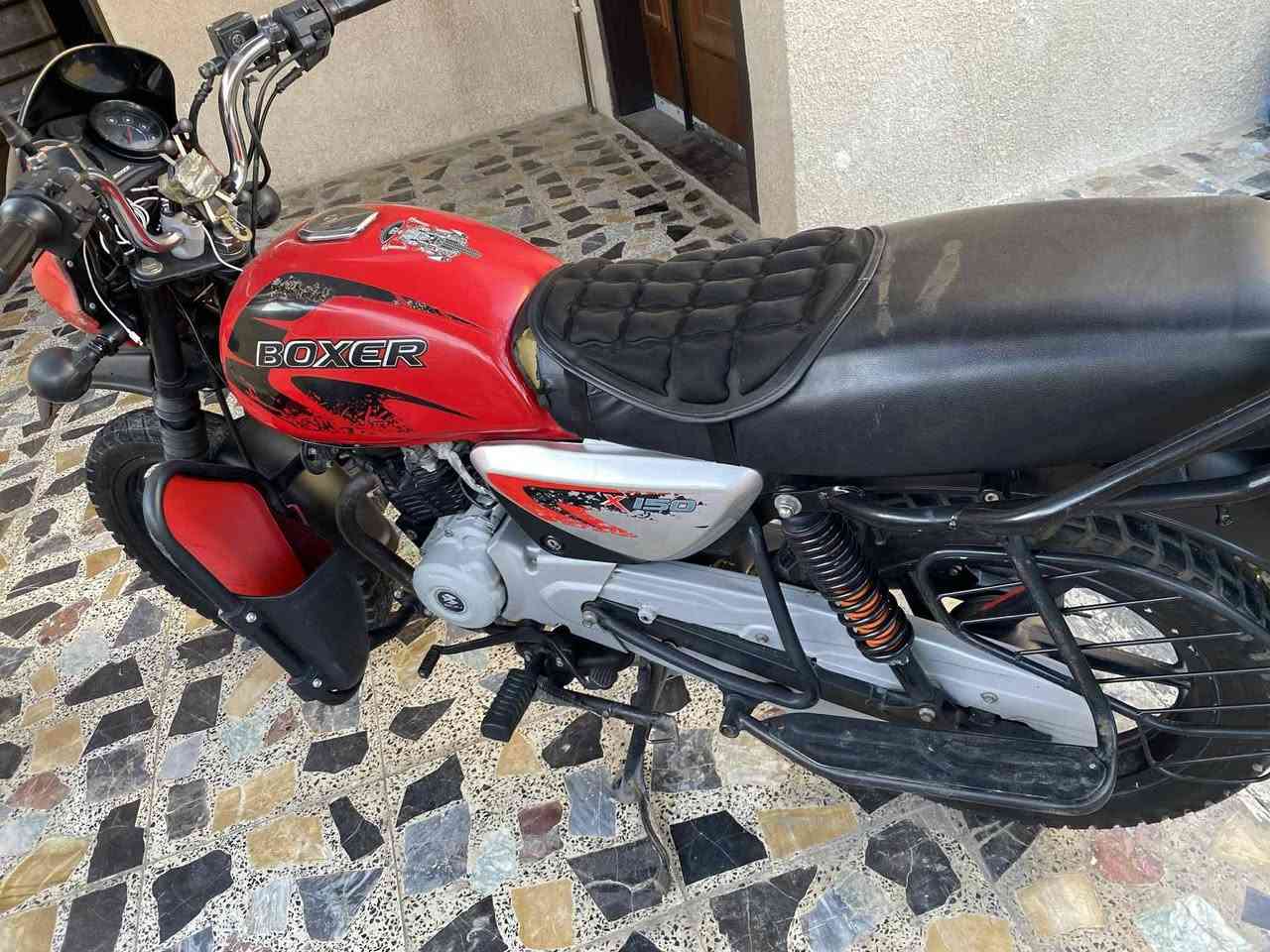 دراجة بوكسر موديل 2021 مرقم بغداد ب اسمي دراجة كلش نضيفة احلة من الصور  مكينة كلجات كير كهربائيات كلهن مكفولات دراجة عارضة ب 1650 وبيه مجال بسيط ل استفسار اتصال عل خط او مراسلة واتساب *********** مكاني بغداد الدورة
