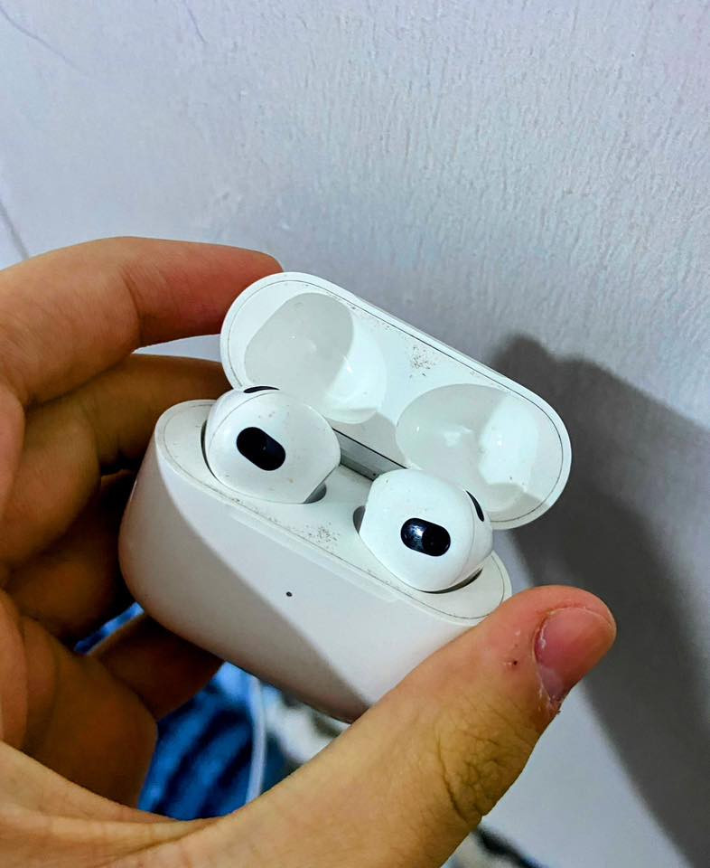 سلام علیکم ورحمة الله وبركاته
سماعه ايربود للبيع 
سعره 75
للاستفسار واتساب
***********
