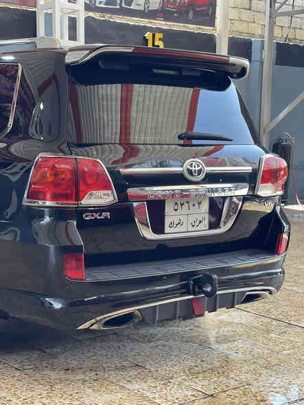 السلام عليكم 

 ✅لاندكروز GXR
✅اللون اسود 
✅الموديل ٢٠١٤
المواصفات:-
كاميرا خلفية 
فتحة سقف 
كشنات جلد مشمشي
كشن السائق كهرباء
8 وسائد هوائية
مصابيح زينون امامية 
مصابيح ليد 
بصمة تشغيل 
بصمة تشغيل عن بعد 
بصمة دخول في الابواب 
اشارة ترحيب في الابوب
3 قطع تبريد 
ثلاجة 
مستشعر وقوف 
محرك 6 سلندر
فورويل دفع رباعي
ويل 18 طخم تاير جديد قبل اسبوع شاده
بيها شبر بارد خفيف باب الصندوق 
السياره جاهزه من كلشي 
كير محرك كله شرط 
مكان السياره الموصل 
رقم صاحب السيارة 
***********

السعر ٣٩٠ وبيها مجال
