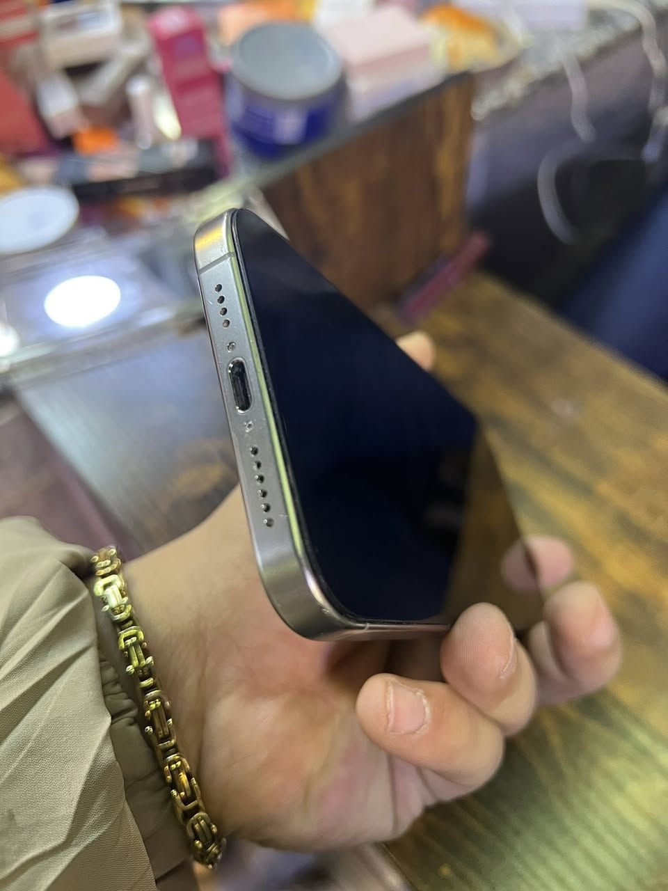 15 pro max 
ذاكره ٢٥٦ 
بطاريه ٨٤
مبدل شاشه وفيس ايدي واكف مكاني بغداد 
والضهر بي فطر
السعر ٧٠٠ 
***********
