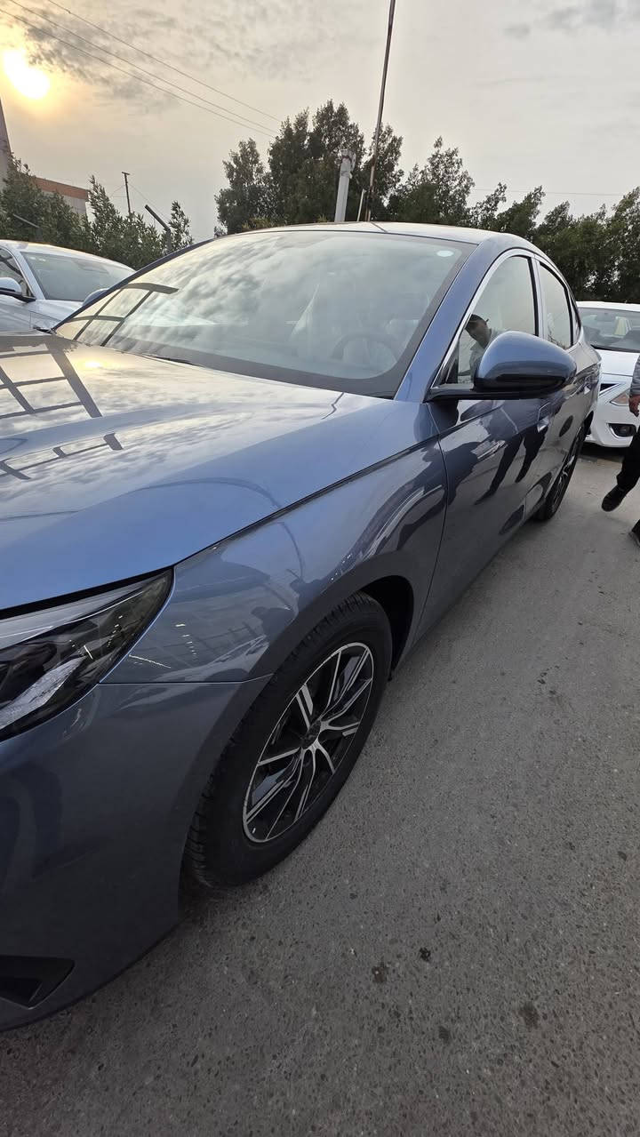 سيل ٦ 
موديل ٢٤ 
مرقم بغداد
اللون بلو بيري 
حساس امامي خلفي  ٤ كامرات 
بانوراما
داخل ابيض جلد 
رادار 
ويل ١٧ 
اشارة مري ودخول ذكي
للتواصل : ***********
