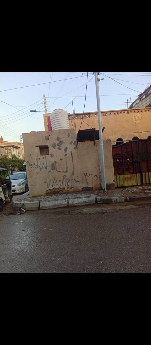 بيت ركن للبيع منطقه 5ميل بناء قديم مساحه 201+فضله نصفين البيت نصف امجرينه السعر 130وبي مجال قليل ***********
