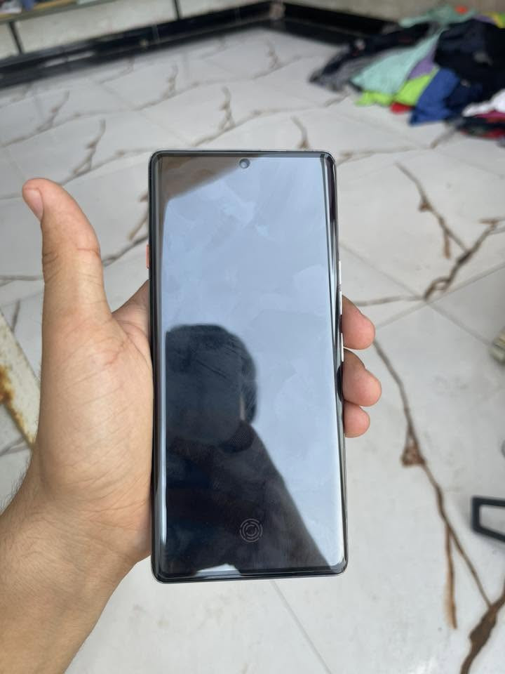تكنو كامون 40 برو 5G
ذاكرة 256 العشوائيه 24
كامل ملحقات كارتونه وشاحنه وسماعه 
السعر 350 
واتساب ***********

