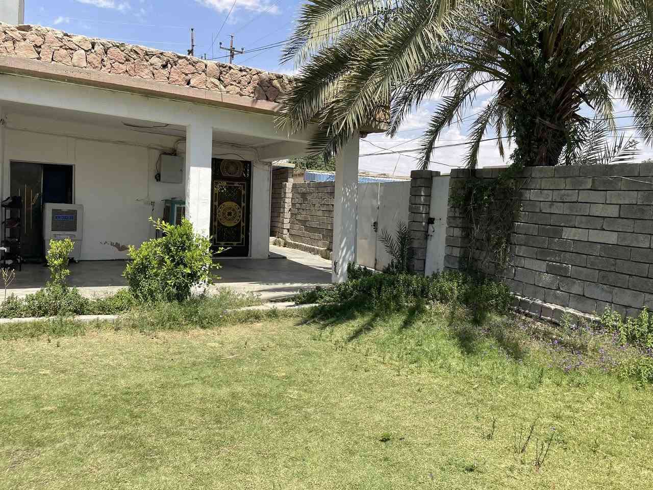 السلام عليكم ورحمة الله 
البيت للبيع 
البيت ثلاث غرف وربعه ومطبخ حار بارد 
طبعاً البيت قديم 
وسعره سعر قطعه بنص المالحه (40) مليون
***********
***********
