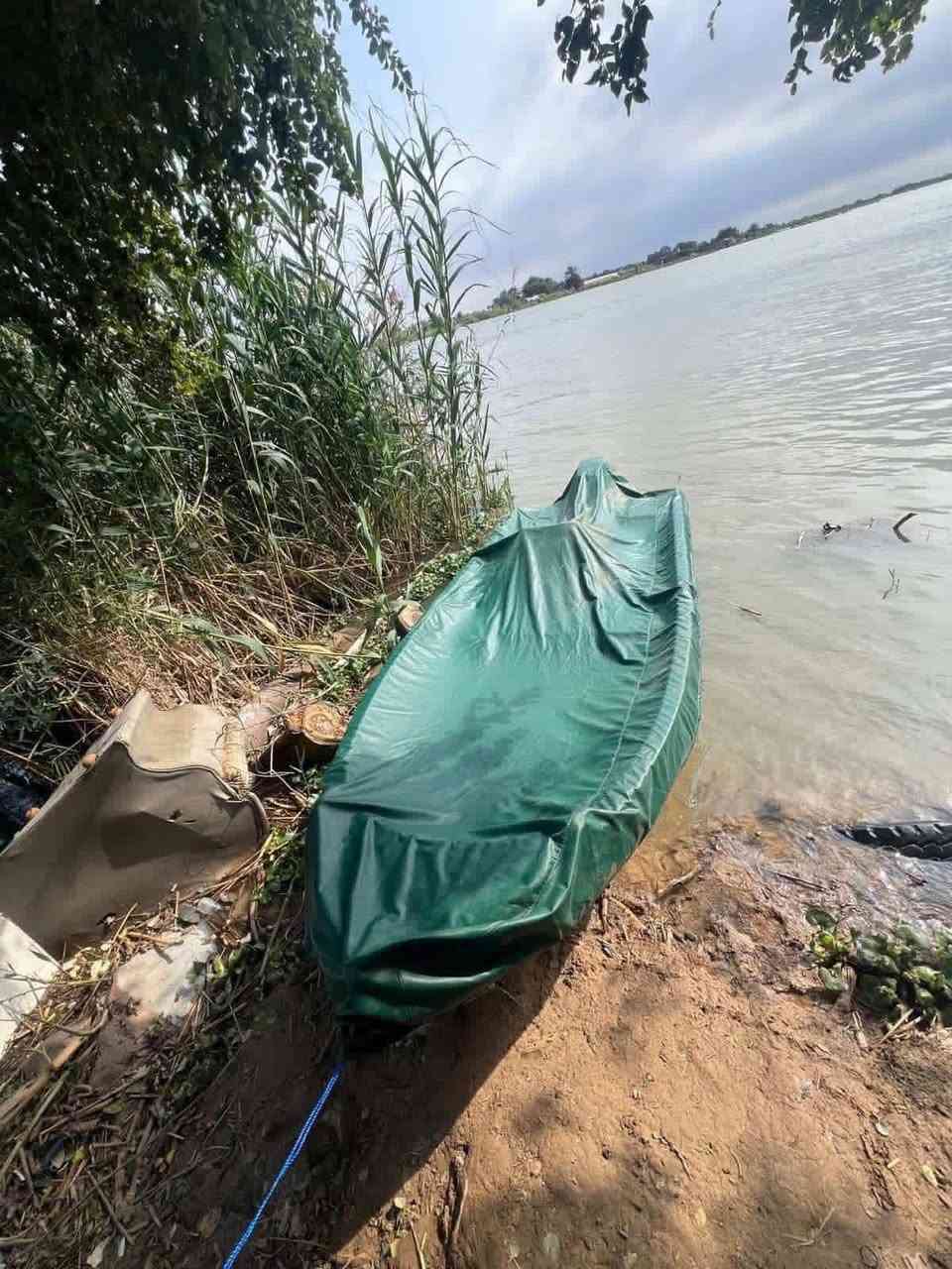 1-دوشمة كامل ارضيات ومقاعدوجادر
2-سستم صوت مسجل وسماعات ٢ودمام 
3-كنترول جديد جك تصعيد وتنزيل بلكنترول 
4-اكثر من 70لد ابيض ع داير الزورق و40لد احمر 
5-بوجكترات رماش وزنون اصفر ورة وكدام 
6-غطاس سحب المي
7-عربانة عمل عوزهة بس تايرات وشوية ترتيب 
عنوانة بلكوت رايدة ب5ملاين قفل ***********

