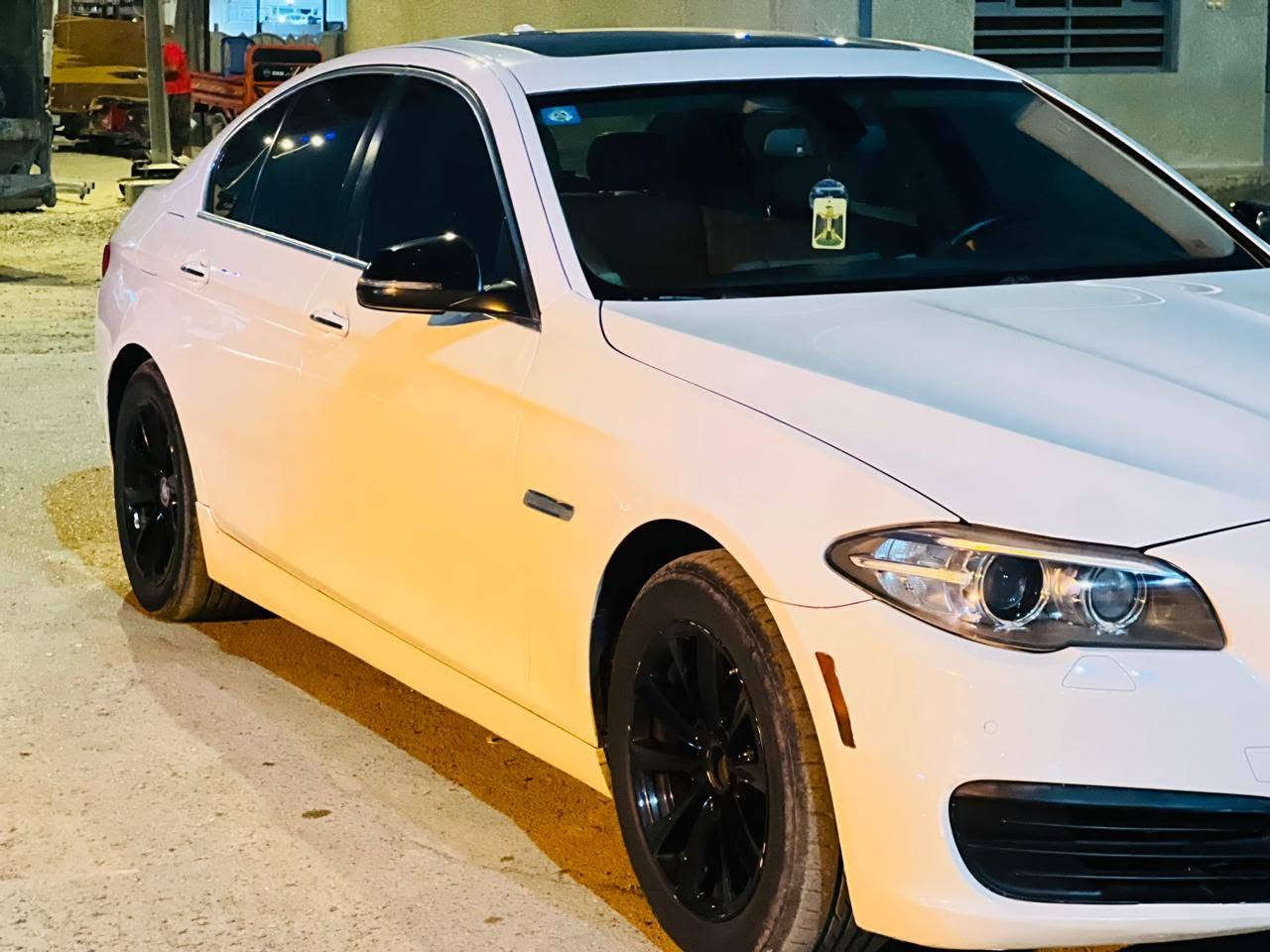 السلام عليكم
BMW 528i توين تيربو

السيارة فول مواصفات على اخر حباية وجديدة مال جناي

    BMW 528i
* السنة: 2014
* الفئة: الفيس لفت (LCI)
* الابواب: 4 أبواب شفط 
* 4: ابواب بصمات
* الدفع: خلفي (RWD)

المحرك

* الكود: N20
* السعة: 2.0 لتر
* 4 سلندر توين تيربو TwinPower Turbo
* حقن مباشر
* نظام Valvetronic وDouble VANOS
* القوة: 241–245 حصان (حسب السوق)
* العزم: 350 نيوتن.متر
* تيربو Twin-Scroll
* نظام Start/Stop.  

ناقل الحركة

* أوتوماتيك 8 سرعات ZF Steptronic
* تبديل يدوي (+/-)
* أوضاع القيادة:
    * ECO PRO
    * Comfort
    * Sport
    * Sport+ (حسب التجهيز).  

* سعة خزان الوقود: 70 لتر

* مصابيح LED أو زينون حسب الفئة
* LED نهارية (Angel Eyes)
* حساسات أمامية وخلفية
* كاميرا خلفية (اختياري)
* فتحة سقف كهربائية
* مرايا كهربائية مع طي
* إضاءة ترحيبية بالمقابض (حسب التجهيز)

* شاشة iDrive كبيرة
* نظام ملاحة GPS
* بلوتوث
* USB وAUX
* تحكم من المقود
* مثبت سرعة
* تشغيل بزر Start/Stop (بصمة)
* تكييف أوتوماتيك ثنائي المناطق
* مقاعد جلد كهربائية مع ذاكرة
* إضاءة داخلية Ambient Light

* ABS
* ESP
* Traction Control
* Hill Start Assist
* Brake Assist
* TPMS مراقبة ضغط الإطارات
* ISOFIX لمقاعد الأطفال

* تعليق مستقل أمامي وخلفي
* توجيه كهربائي
رقم بغداد مكان السيارة كذلك بغداد 

بيها ضربة خفيفة بالجامغ الخلفي وراجع نفسة ضرر بسيط جداً 

السعر: 170 بيها مجال بسيط 
 رقم الهاتف ‭ ***********

