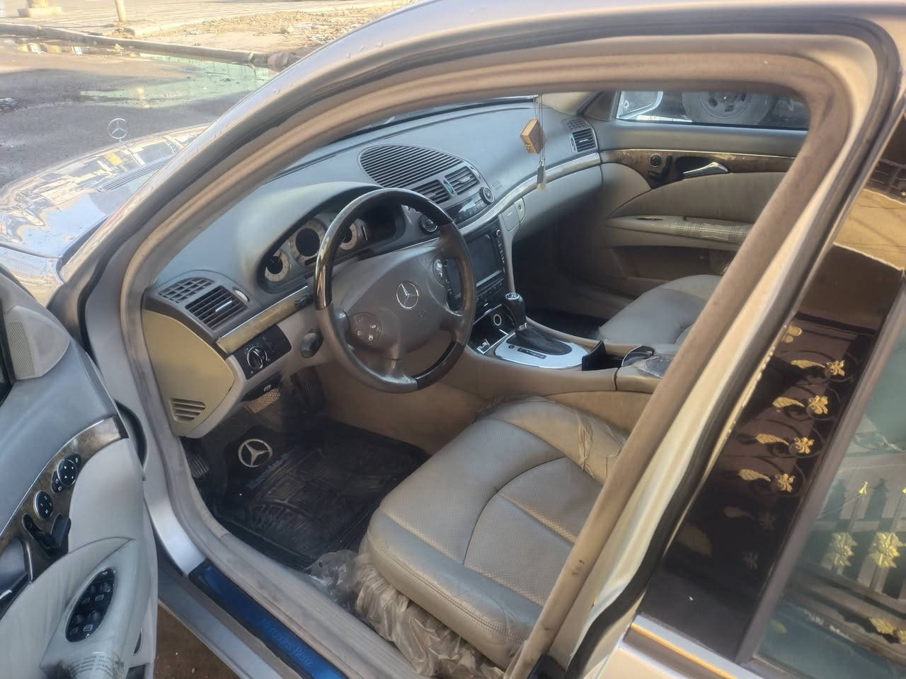 للجادين في الشراء مارسدس ام عيون بأسمي وجاهزه من غير عيب ولا نقوصات ولا اعطال ولا صرفيات دهن او تبخير أو بانزين مال جناي للبيع نوع E-class 320 موديل 2003 ومحدث 2007 النوع w211  ستة أسطوانات. للاتصال *********** . وبالعافيه على التكون من نصيبه .
