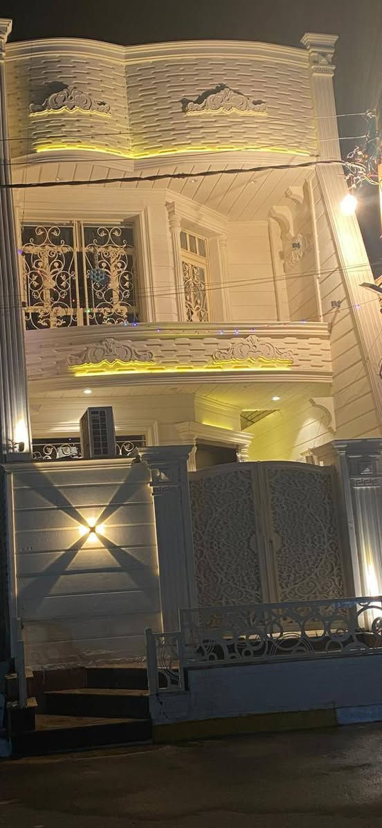 دار للبيع منطقه حي التراث 10/3شارع السياب قرب شارع وادي الذئاب مساحة 100 متر الواجهه 5 النزال 20 البناء جديد ودرجه أولى والاساس رفت عالي عن الشارع متر  ثلاث غرف نوم والبيت مدخلين للمطبخ والاستقبال الطابق الأرضي حمام خارجي واستقبال ومطبخ وحمام داخلي وغرفه نوم الطابق الأول غرف نوم نظام سويت وغرفه نوم أطفال والطابق الثاني بيتونه كبيره والبيت سطحين الارضيه مرمر لمعرفه تفاصيل أكثر الاتصال على الرقم ***********
