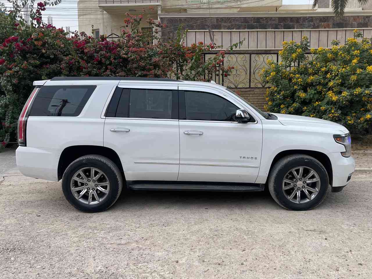 السلام عليكم 
 تاهو 2017 فئة LT مواصفاتها معروفة وارد امريكي حادث بسيط حسب الصور المرفقة رقم بغداد مشروع وطني ورقم انكليزي جديد 
ماشية 184 الف كيلومتر
السيارة جاهزة بدون نقص بأسمي تحويل مباشر 
السعر 320 $ وبيها مجال للشراي
للاستفسار
  0780 871 8350
