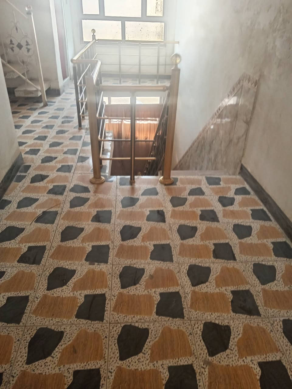 السلام عليكم
دار للإيجار
حلة حي الشاوي قرب مكتب الخضراء 
شارع تجاري ٢٠م عرض الشارع
مساحة ١٤٠ م
طابقين
طابق ارضي صالة ومطبخ وكيلدور ومجمع صحيات
طابق ثاني ٢ غرفة نوم وهول ومجمع صحيات  وصطح ثاني
للاستفسار***********
***********
*********** ابواحمد لبيع وشراء العقارات في بابل مكتب البيت الأمين حلة نادر الأولى قرب آسواق الجمل ملاحظة نستقبل جميع عروض البيع والشراء والايجار الرهن
