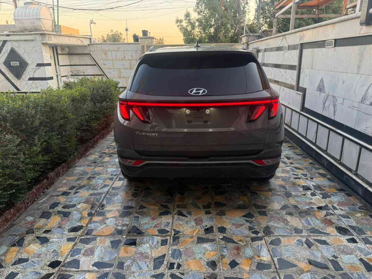 توسان موديل 24
لون سمنتي 
ماشيه 19 الف 
داخل ابيض 
فتحه 
اشاير بالمري 
رادارات امامي خلفي 
صبغ بنيد 
او صبغ مقدمه القماره والباقي اكلير 
صبغ بالتكم 
صور الحادث 
والسونر بالمنشور 
كل التفاصيل كدامك 
السياره بسمي 
السياره بدون رقم ترقيمه نفس اليوم تترقم 
عنواني بغداد الجديده الامين الثانيه قرب القناة
عارضه 162بدون رقم او بيه مجال حك الجيه 
الاتصال ***********
