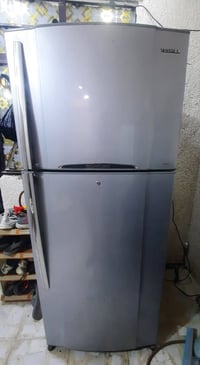 ثلاجة للبيع حجم كبير توشيبا  شغاله على الضمان السعر ١٧٥ البكان مدينة ا...