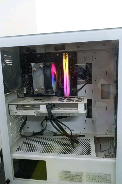 السلام عليكم 

هاي الحلوة للبيع 

تريد تاخذ بس الكيس او تريدها كاملة 

المواصفات

كرت الشاشة : RTX 4060
المعالج : Core i5 12400F
رامات : 8x2
التخزين : ssd 1Td 
المذربورد : Gigabyte

الشاشة 
msi
حجم 27  
240  mhz 
فول hd 
بيها طخة مثل ما موضح 

الماوس AULA-SC580 

كيبورد ميكانيكي 60% 

كرسي كيمنك msi مثل ما موضح 

جويستك كيم سير 

UBS : ريسينج مواصفاته موجودة 

تعال خاص و ان شاء الله خير
الكيس والتجميعة بيهن أي عطل أو ملاحظة غير الطّخة بالشاشة؟ مثل حرارة، صوت مراوح، أو شي يحتاج صيانة؟: 
كلشي مابيها 
الشاشة 27 إنچ 240Hz بيها الطخّة بس لو أكو غير مشاكل بالصورة/الألوان/البكسلات؟ وهل تشتغل 100%؟: 
شغالة 100%
أنت من أي محافظة/منطقة بالضبط؟ وهل متوفر فحص وتشغيل مباشر قبل الشراء والاستلام اليدوي؟: 
بغداد و متوفر فحص قبل لا تاخذها 
البيع للتجميعة كاملة لو كل قطعة وحدها؟ وإذا أكو سعر نهائي أو قابلية تفاوض، شكد آخر سعر؟: 
تريدها كاملة او فقط الكيس مومشكلة 