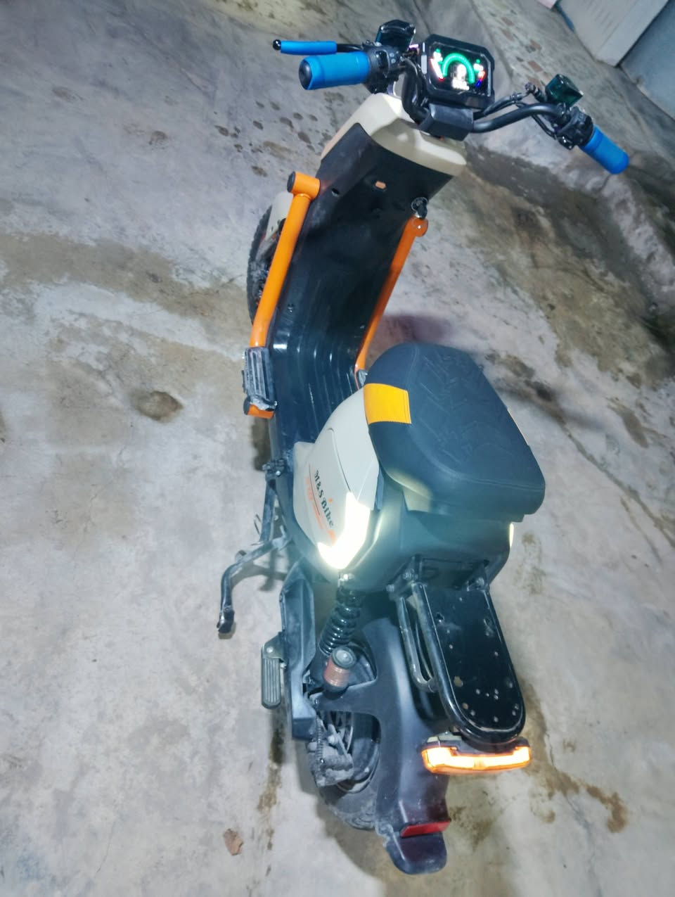 بايسكل شحن لبيع

سعر350بي مجال 

نوعية 918

4بطاريات دبل 

موديل 25 

أربع نمر سرعته 99 

عند نضام بك 

بلوتوث شغال 

لايت كدام شغال 

نشرات شغال 

أي عيب مابي 

مكان كركوك 

رقم ***********
