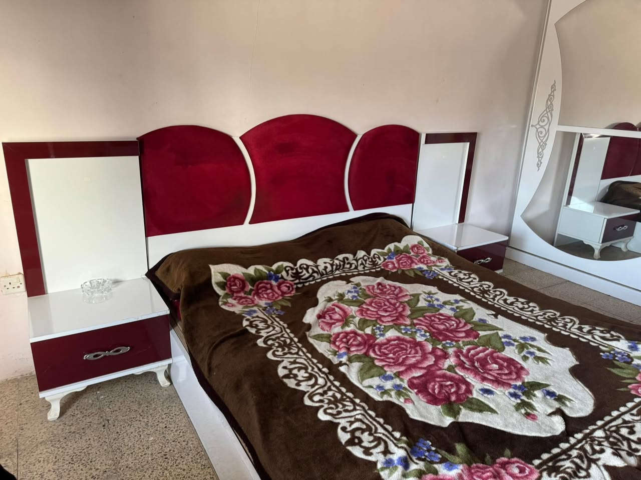 السلام عليكم غرف نوم للبيع السودة 7 قطع والحمرة 6 قطع سعر الغرفة 300 الاثنين  600الف ***********

