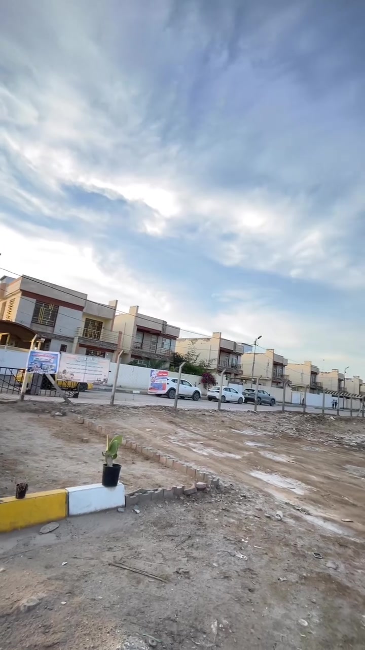 دار للبيع في مجمع ارض بابل السكني الطابقين المساحه ٣٠٠م يحتوي على اربع غرف ومطابخ حار وبارد وكلدور وستقبال وكراج سياره وحديقه خدمات كامله ماء كهرباء تبليط مجاري وسكيورتي  مكتب امير الفتلاوي للعقار للاتصال ***********/***********

