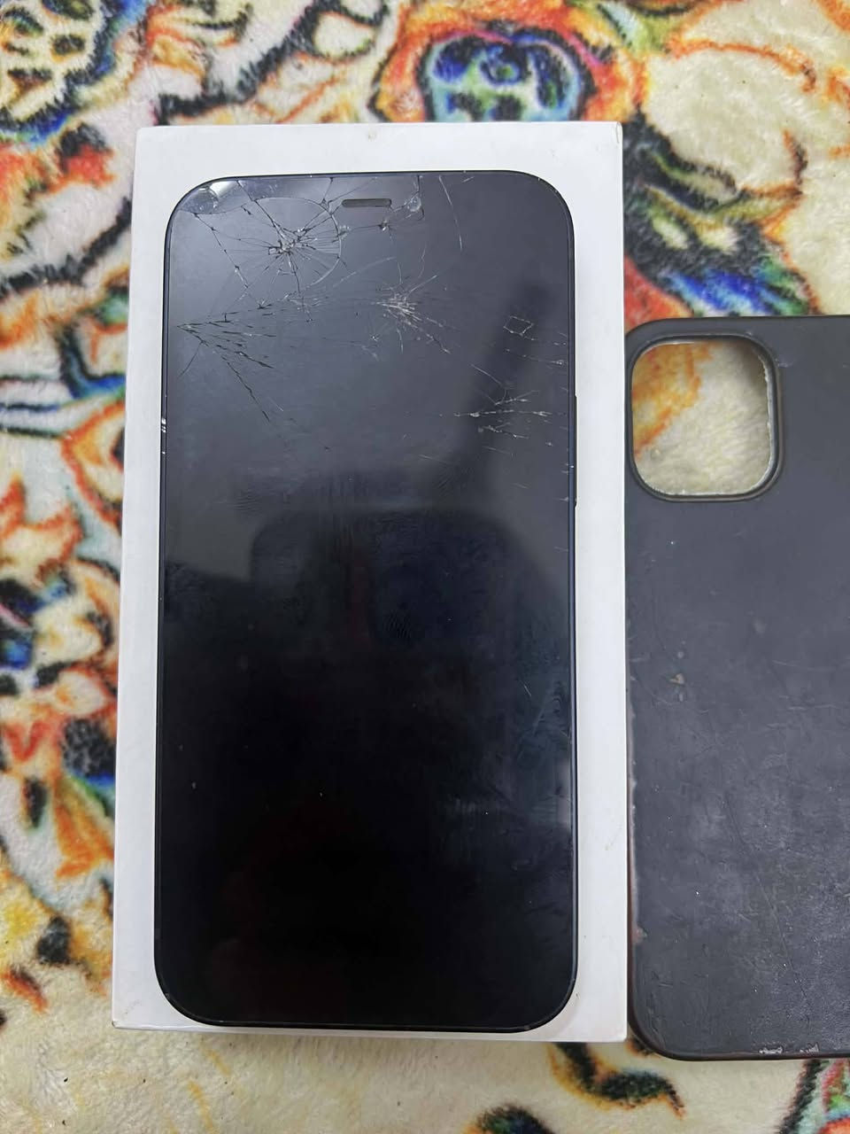 سلام عليكم جهاز آيفون 12مني ذاكره 64 بطاريه 82 جهاز مثل ما موضح جاهز ضهر مفطر وشاشه بيه فطر بلكلاسه الباقي مكفول جهاز مامتوح بلادي انت تصال كل شغال المكان بغداد العبيدي حي رئاسة السعر 100) ***********
