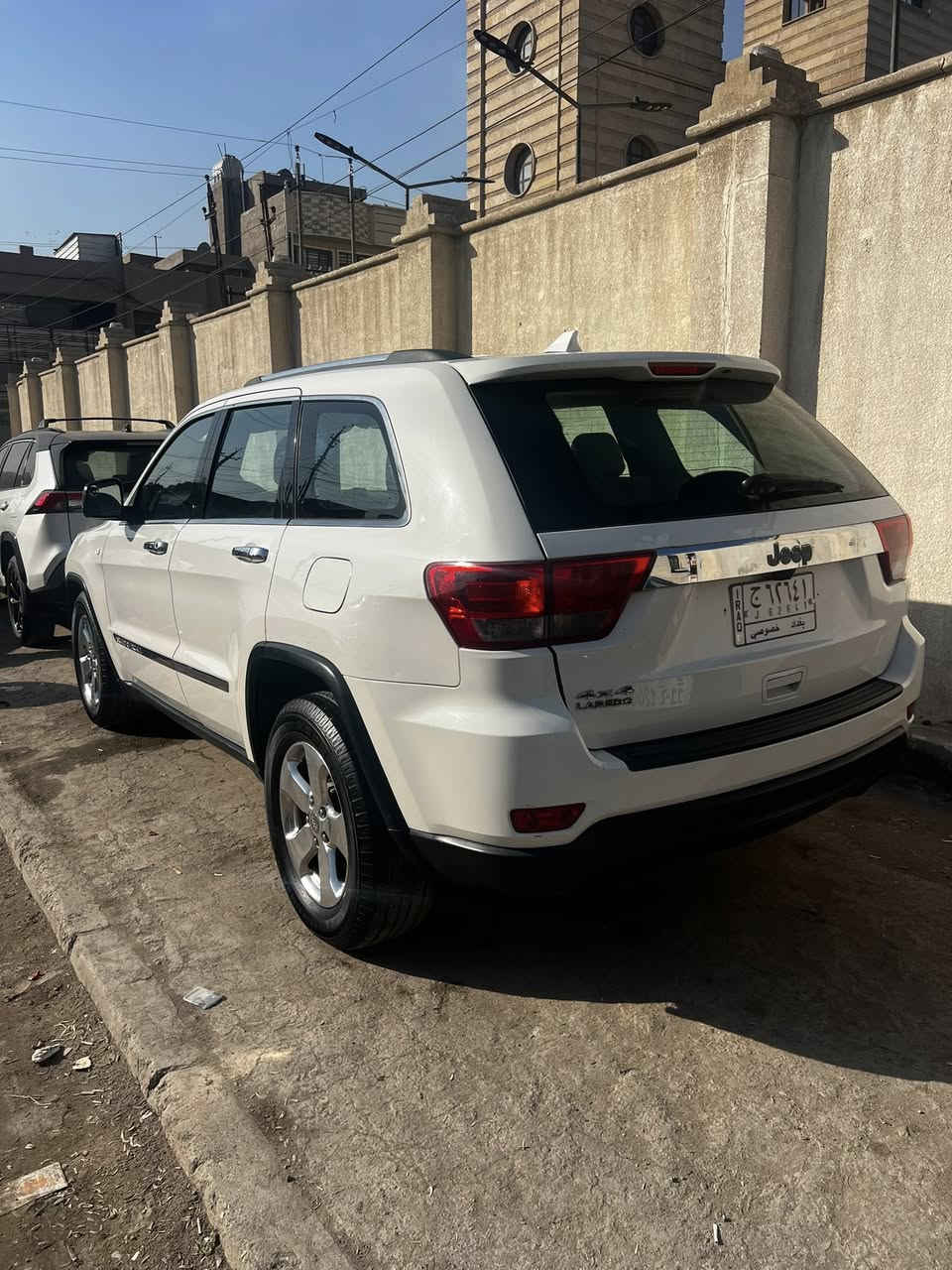 السلام عليكم
جيب لاريدو خليجي ٢٠١٢ فول 
السياره بيه باب وجاملغ ايمن صبغ وبيه مكانت بارد 
السياره خير من الله محرك كير 
مكان السياره الدوره 
السعر ١٧٠$ وبيه مجال بسيط 
رقم الموبايل ***********
