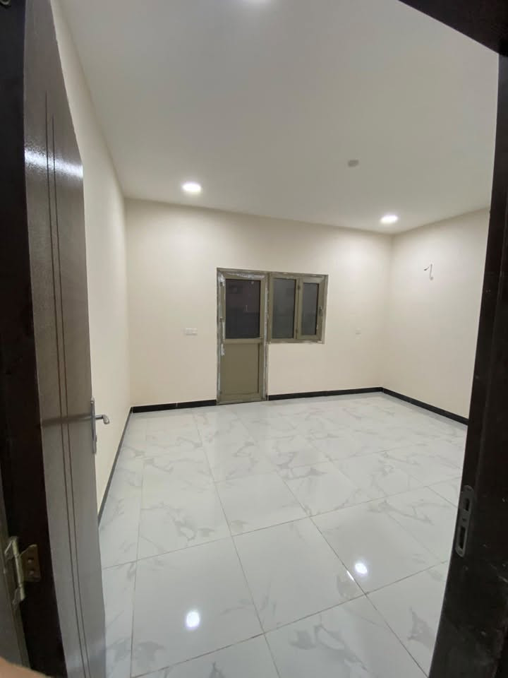 شقة للايجار في مجمع الجوهرة السكني  (طابق ارضي)
مساحتها 160
تتكون من غرفتين
صالة
استقبال
مجمع صحي عدد2
وبلكونات عدد2
••••• الشقة جديدة غير مسكونه•••••
للاستفسار
***********
