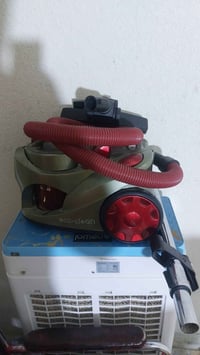 مكنسة كهربائية • شغالة • نظيفة