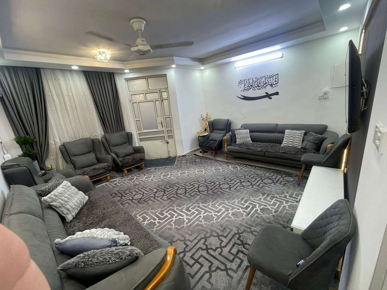 بيت للبيع مساحة 90 متر
العنوان حي القاهرة ناجي عواد 📍
يحتوي على طرمة صغيرة-استقبال-مطبخ حار-مطبخ بارد-درج حولي ومنور وخدمات وغرفة نوم 
طابق ثاني 3 غرف نوم مع لخدمات وحده من لغرف سويت والسطح بيتونه مع غرفه مخزن
للاستفسار اكثر: ***********☎️
