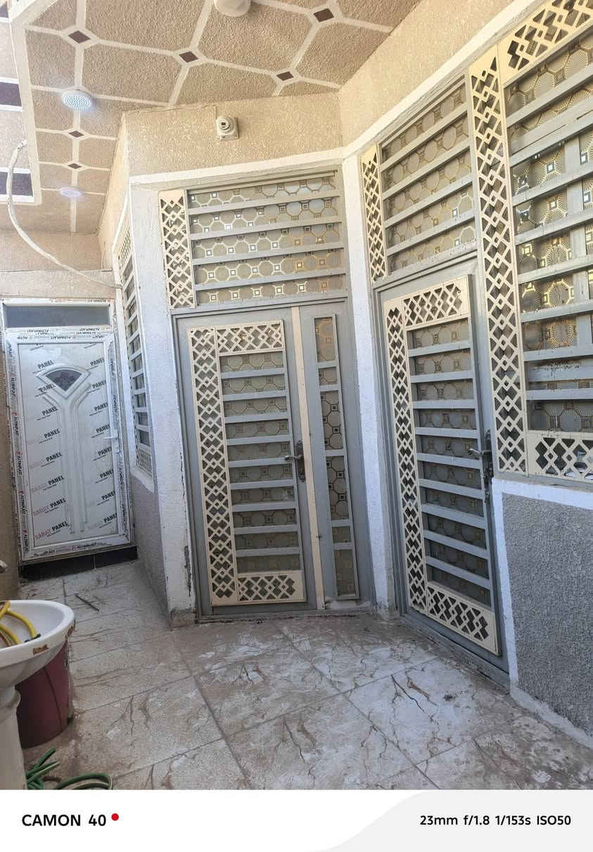 سلام عليكم بيت مجمع الدلة في كربلاء قرب جامعه العميد المساحة ١٢٦ متر المجمع خدمات كامله يتكون غرفتان نوم استقبال و مطبخ و صاله يتكون ٣ صحيات بلوك العتبه شغل درجه أولى البيت جديد ما مسكون  سند ٢٥ قرار محكمه الالسعر 90 مجال***********
