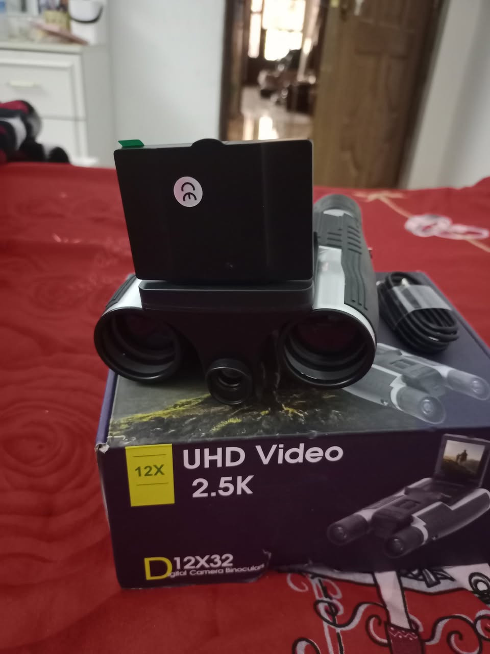 هذا الجهاز هو ناظور رقمي هجين مزود بكاميرا مدمجة وشاشة عرض، ويأتي تحت الموديل الشهير D12X32 (أو يُعرف في بعض الشركات بـ DT30/DT40). يجمع الجهاز بين وظيفة التكبير البصري التقليدي والقدرة على تسجيل الفيديو والتقاط الصور بدقة عالية.
​إليك المواصفات الكاملة المتوفرة لهذا الجهاز وأسعاره التقديرية في السوق العراقي:
​📄 المواصفات التقنية الفنية (Specifications)
​التقريب البصري (Magnification): قوة تقريب تصل إلى 12X (تكبير ثابت قوي جداً للمسافات البعيدة).  
​قطر العدسة الشيئية (Objective Lens): بحجم 32 ملم (تسمح بدخول كمية إضاءة جيدة لتوضيح الصورة النهارية).  
​دقة تسجيل الفيديو: يدعم تصوير فائق الدقة UHD Video 2.5K.  
​دقة التقاط الصور: الكاميرا المدمجة تدعم دقة تصوير تصل حتى 48 ميجابكسل (مُعززة برمجياً).  
​شاشة العرض: شاشة مدمجة من نوع LCD (أو IPS) بمقاس 2.4 بوصة قابلة للفتح والطي لمشاهدة اللقطات وتشغيل الفيديوهات مباشرة (Playback).  
​التقريب الرقمي (Digital Zoom): يدعم تقريب رقمي إضافي يصل إلى 8X من خلال النظام.  
​البطارية: بطارية ليثيوم داخلية قابلة لإعادة الشحن بسعة 1000 مللي أمبير، تُشحن عن طريق منفذ Type-C (تكفي لتصوير مستمر يصل حتى ساعتين إلى 3 ساعات تقريباً).  
​التخزين: يدعم كارت ذاكرة خارجي من نوع Micro SD (حتى 128 جيجابايت) لتخزين الفيديوهات والصور.  
​مدى الرؤية: يغطي مسافة تقريبية تصل من 96 متراً إلى 1000 متر.  
​💰 السعر المتوقع في العراق
​هذا النوع من النواظير الرقمية الصينية المصدر لا يمتلك وكيلاً رسمياً ثابتاً، بل يتم استيراده بواسطة تجار الأجهزة الإلكترونية ومعدات التخييم والصيد.
​السعر العالمي: يتراوح بين 70$ إلى 120$ (حسب الملحقات مثل كارت الذاكرة أو ستاند التثبيت).  
​السعر المتوقع في السوق العراقي (بغداد والمحافظات): يتراوح بين 115,000 دينار عراقي إلى 165,000 دينار عراقي (قد يختلف السعر قليلاً صعوداً أو نزولاً السعر 60 ألف


**إذا كنت صاحب هذا الإعلان وتريد حذفه لأي سبب، رجاءا أرسل رسالة إلى الدعم الفني**