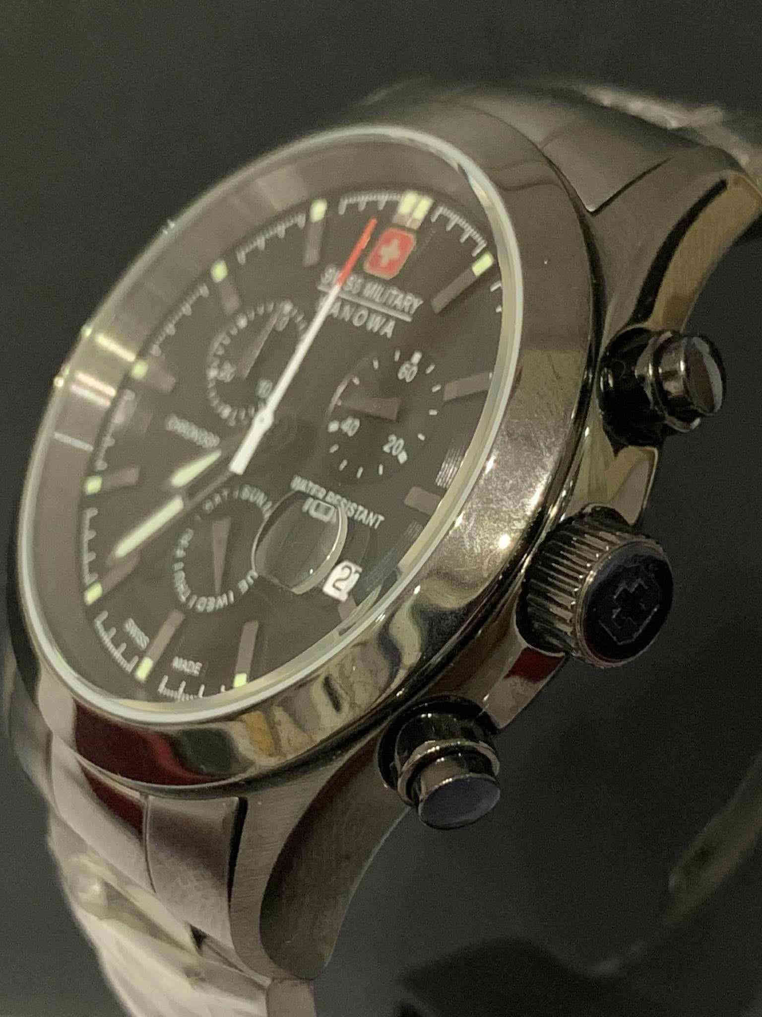 السلام عليكم.......
ساعة سويس مليتري هانوا سويسري أصلي بطارية 
مكينة ٣ حجر 
سوبر كوارتز 
ستوب وج 
كرونوكراف 
نافذة للعرض التاريخ واليوم 
سناتر شغالة 
أميال وأرقام فسفوري 
القطر ٤٠
مقاوم للماء ١٠٠م 
سنتر ثواني ثانوي 
حافظة جلد لحفظ بطاقات التعريف 
سير حديد ستانلس ستيل معلم 
جديد غير مستعمل مع العلبة الاصلية وبطاقة الضمان
السعر ١٢٥ الف 
يوجد توصيل ***********
