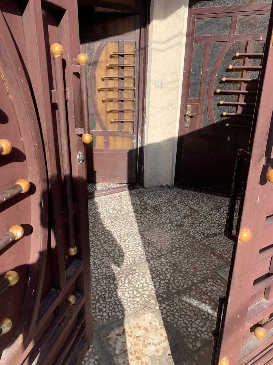 السلام عليكم دار للبيع في الزعفرانية قرب المنصة مقابيل حسينتة الزهراء شيخ صالح  مساحتة 114 متر طابو صرف.    ***********
