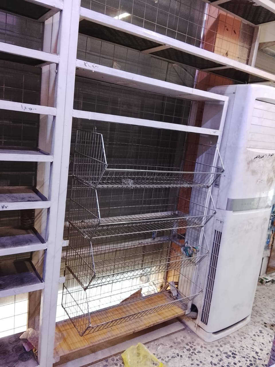 رفوف اسواق حديد للبيع واحد ستة طوابق قياس٥*٣والاخر٥*٤ اربع طوابق مع رفوف متحركة للبيع علما انها مفتوحة تاخذها راسا الرفاق الثانية قرب مجمع السلام السكني اسواق الهدى السعر ٥٠٠ قابل للتفاوض للاتصال صاحب الاغراض  طيف ***********  .
