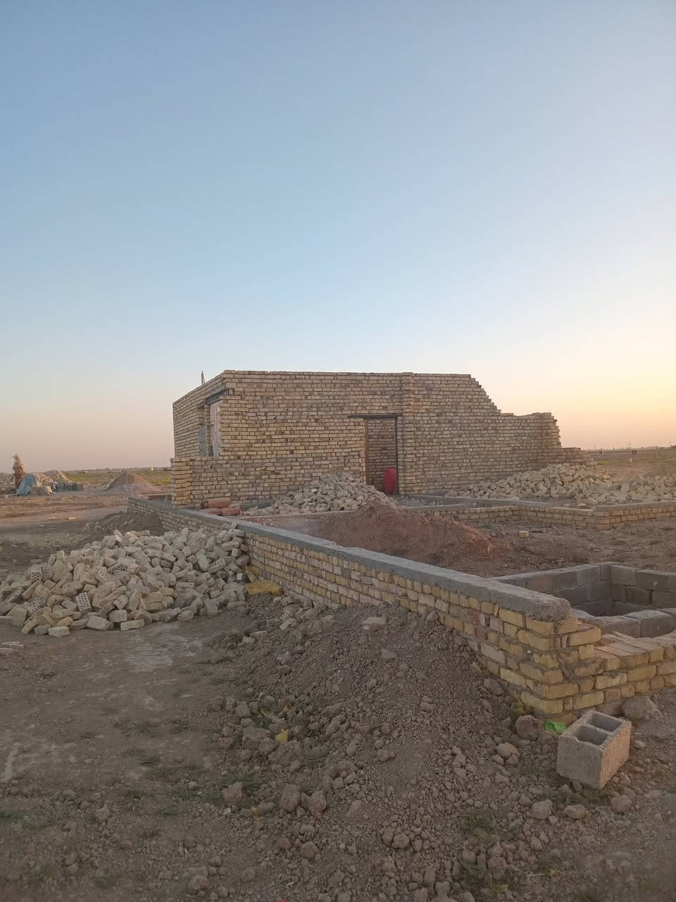 السلام عليكم بيت هيكل للبيع يم المطور العقاري توزيع التجاوزات السعر 15 وبيهه مجال قليل ***********بي واساب
