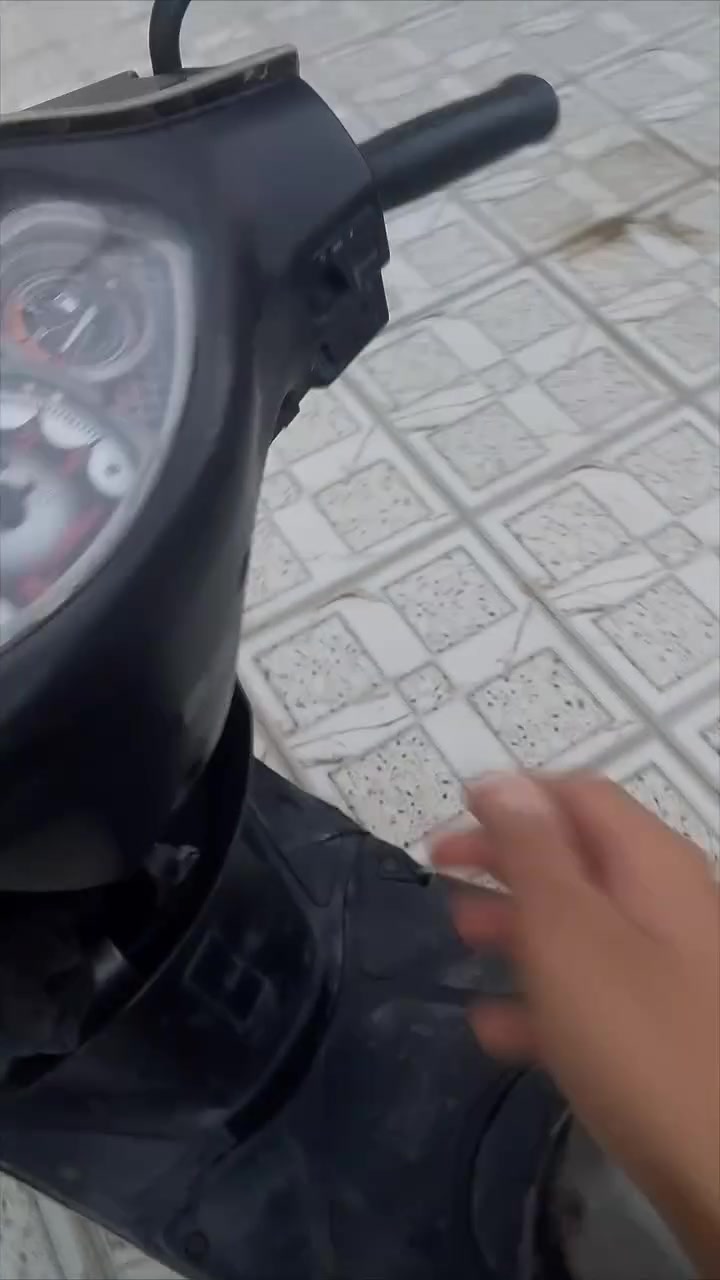 سلام عليكم كايمكو g4 دراجه كله شغاله لايت علي وناصي وبك لايت اشاير يمنه ويسره كله شغال عداد بانزين نقوصات بس قبق بانزين واير مال برك خلفي بس ودراجه خرسه ما تسمع صوته ورزنه كله شغاله كسره شويه تعبان وبي هاذا كسر مصوره ومن مدام هم كسر سعر 350 وبيها مجال رقم *********** مكان رمادي تاميم شارع نخيل
