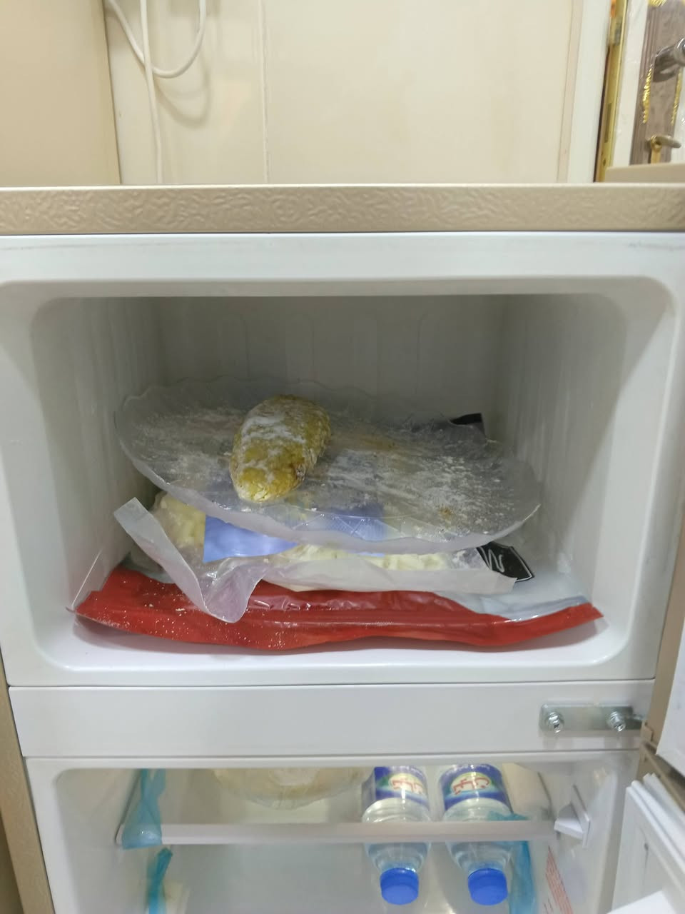 السلام عليكم ثلاجة صغيرة للبيع
السعر 125 وبيهة مجال 
العنوان دهوك شارع دير منطقة ماسيكا 2
رقم الهاتف ‏‪***********‬‏
