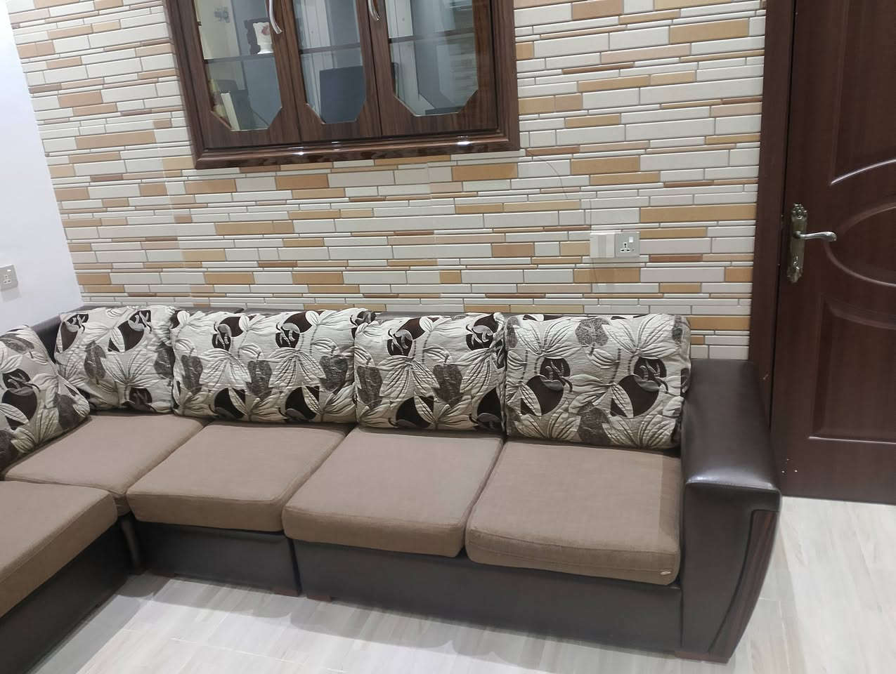 السلام عليكم ديوان تركي مع ميز طعام  6 كراسي مع طبلة وصطية   سعر الديوان 500  سعر ميز الطعام  200  سعر الطبلة 150 / اتصل وات ساب او خاص ***********
