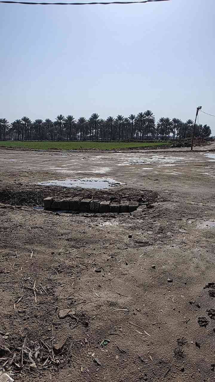 السلام عليكم للبيع قطعة ارض مساحه 400متر واجهه 12وربع ونزال 32وكدامهه ساحه جبيره طابو 25بسمنه والسعر 50مليون وبيهه مجال موقعهه خلف الجبل قرب الدايني راعي الحدب طريقهه سبيس مي اساله ومي نهر متوفر كهرباء جهتين  قريبه على مجمع مدارس دار العلم قرب مطعم كهرمانه  الاتصال ***********
