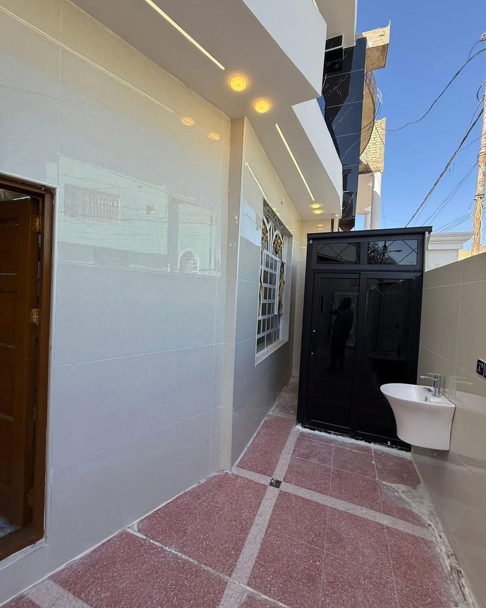 مكتب اياد اعلان عن داران  للبيع المساحه 200م حي السلام النجف الأشرف 🧿اللهم صلِ علىٰ محمد وآل محمد 🧿نظام المودرن الحديث فول vip الموقع  السلام 

التفاصيل:عندك عقار للبيع او مراوس دار قطعه ارض مرسله مكتب على رقم مكتب المساحه200م منطقه حي السلام   شارع 10
- الطوابق: طابقين  
- 6غرف نوم بيت نظام 
- البناء: فول vip
- الموقع:السلام  للبيع او مراوس 
- التصميم: شارع10 

الطابق الأول:غرف 2مطبخ  صاله صحيات 

الطابق الثاني:4غرف نوم صاله صحيات 

التواصل:مكتب اياد للعقار 

- مكتب : ***********/***********
- العنوان: حي السلام شارع المكاتب او شارع ابو دجاج قرب شارع مستوصف 

هذا الإعلان يظهر دارًا فاخرًا للبيع، مع تصميم عصري وتصميمات أنيقة.
