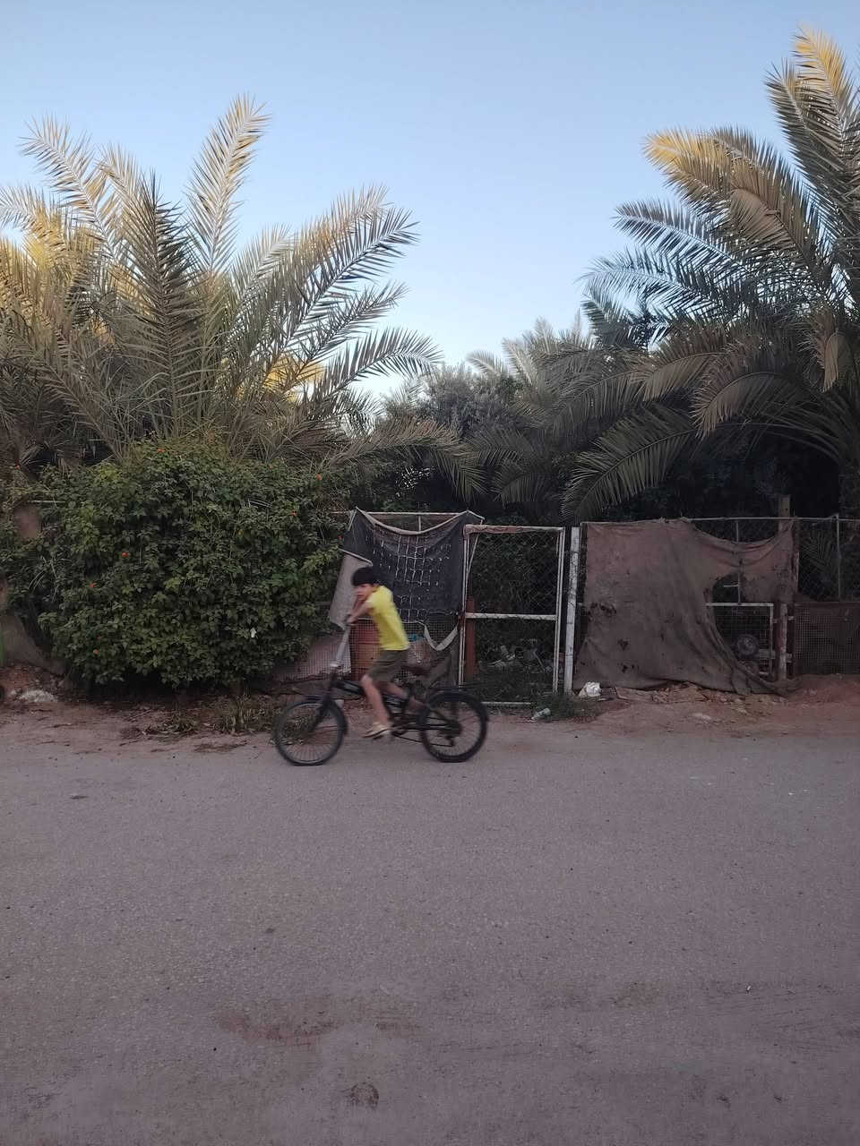 الدار للبيع طابو صرف المساحه 125 متر طابق ونصف الموقع ممتاز حي المطاط المناذرة خلف ملعب الخورنق مباشرتاََ خلف مدرسة احباب العراق يحتوي على :
1-استقبال كبير
2- صاله
3- غرفة
4-مطبخ حار + مطبخ بارد
5- صحيات خارجية وداخلية
6 - طارمة
٧-حديقة امام المنزل ٨٠٠ متر مسيجة وتابعه لصاحب الدار

             (الطابق الثاني) يحتوي علي :

1- صاله صغيرة
2- غرفه سويت كبيره جداََ
3- صحيات داخل الغرفة
4 - سطح
السعر 115 للأستفسار اكثر الاتصال على الرقم ***********
