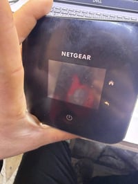 راوتر محمول نتكير m2 وياه كيبل وبطارية وشاحنة شاشة لمس  السعر40 الف 07...