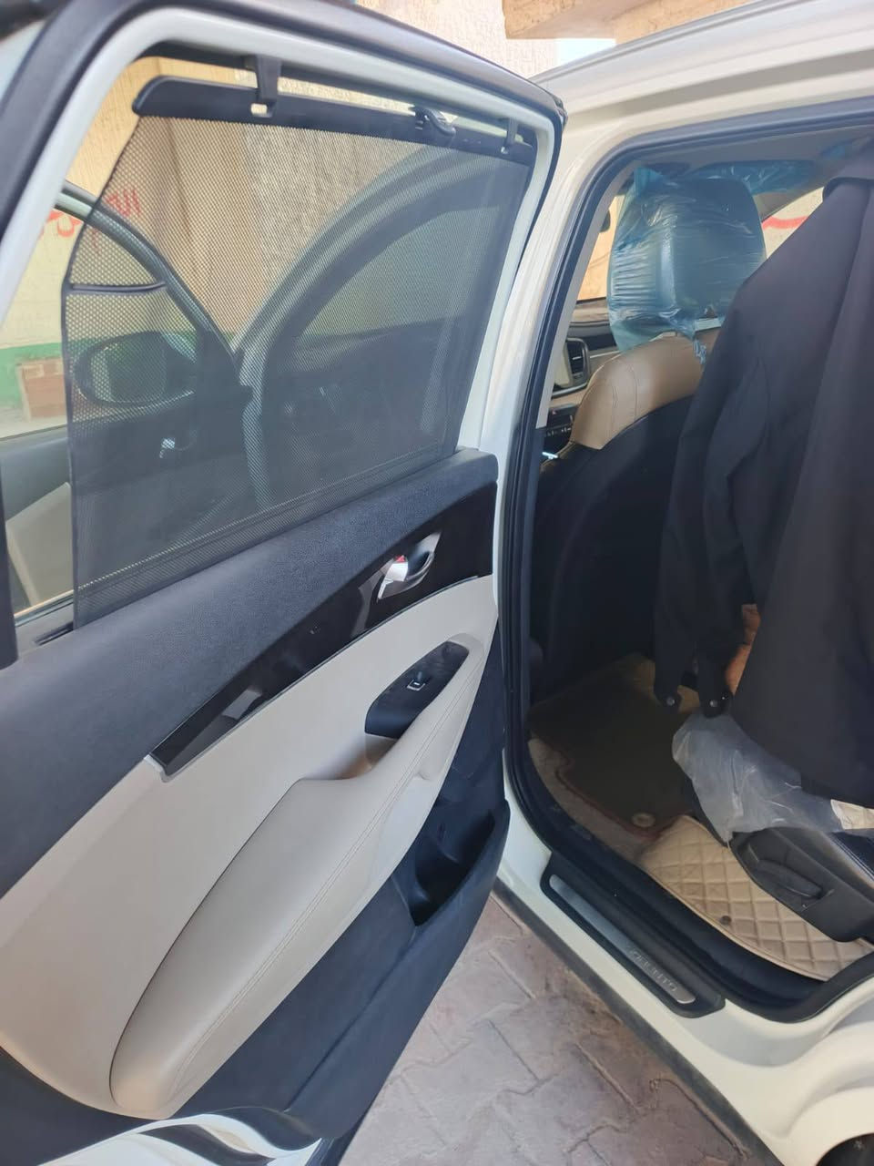 السلام عليكم 
سورنتو 2018 خليجية اللون ابيض 
رقم بغداد دولي هزة جديدة سنوية 2028 باسمي شخصياً تحويل مباشر 
* 6 سلندر 
* 7 راكب
* 3 قطع تبريد
* مري شفط
* اشارة ترحيب
* بصمتين 
* كشن جلد
* كشن كهرباء
* جنطة كهرباء شفط
* بردات بلادي
* حساس امامي خلفي
* كامرة خلفية دواره
* 3 انضمة قيادة 
* 5 ويل كب كروم 
* لايت زينون
* بك لايت LED
* السيارة بالواقع احلى من الصور مناقصها برغي دينار متصرف عليها
* كير مكينه بلادي على وضع الشركة سبانة ماممدودة عليها ماشية ١٢٤ الف 
* السيارة مكفولة كفالة عامة من الضربة والصبغ والتبديل 
* السعر 237 مكاني كربلاء للاستفسار فقط اتصال  ***********
