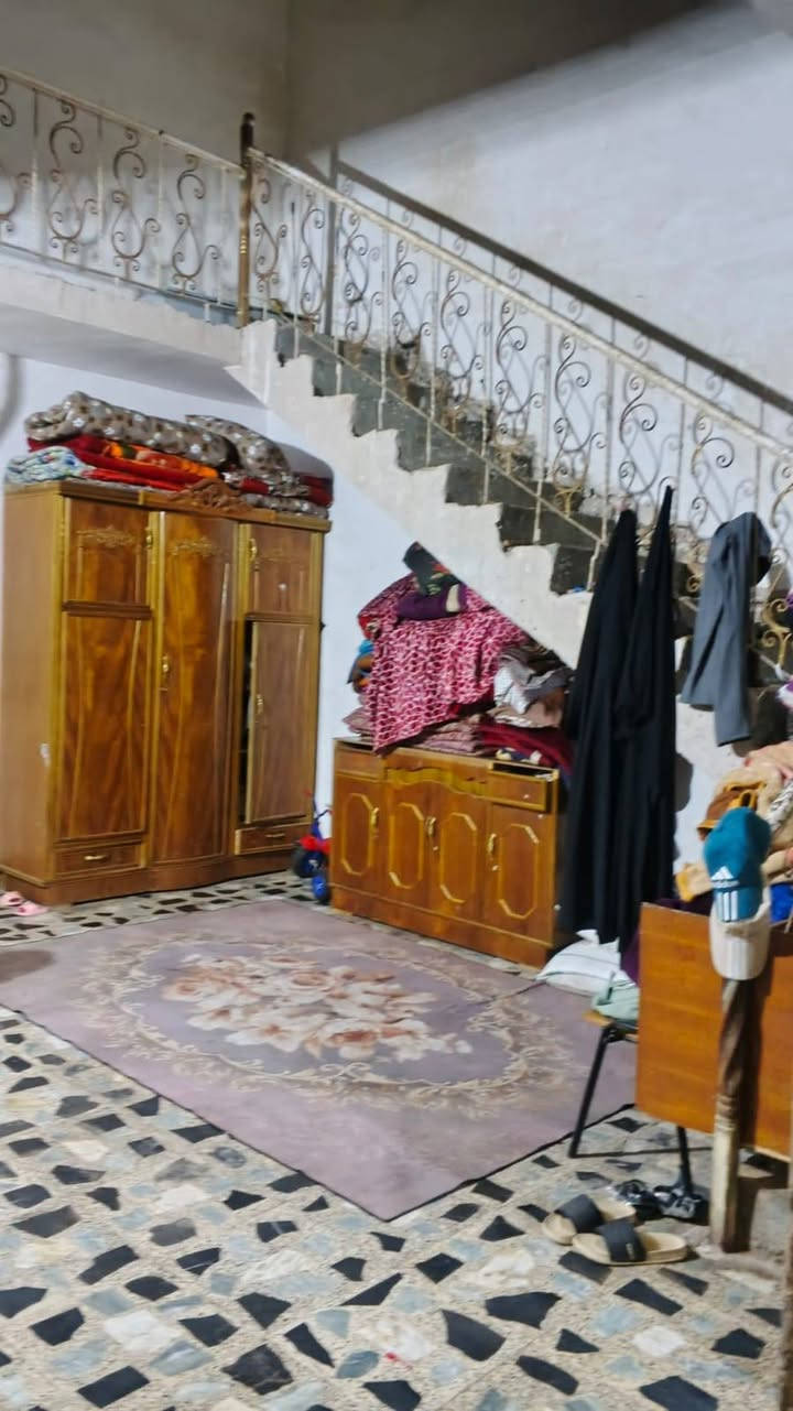 دار للبيع في ناحية سيد الشهداء  المزرعة حي الحسين  المساحة 150 متر وجهية 7/5 والنزال 20  يحتوي على ستقبال ومطبخ و2 غرفة نوم وصالة واسعة وصحيات داخلية وخارجية  السعر 135 وبي مجال للستفسار ***********
