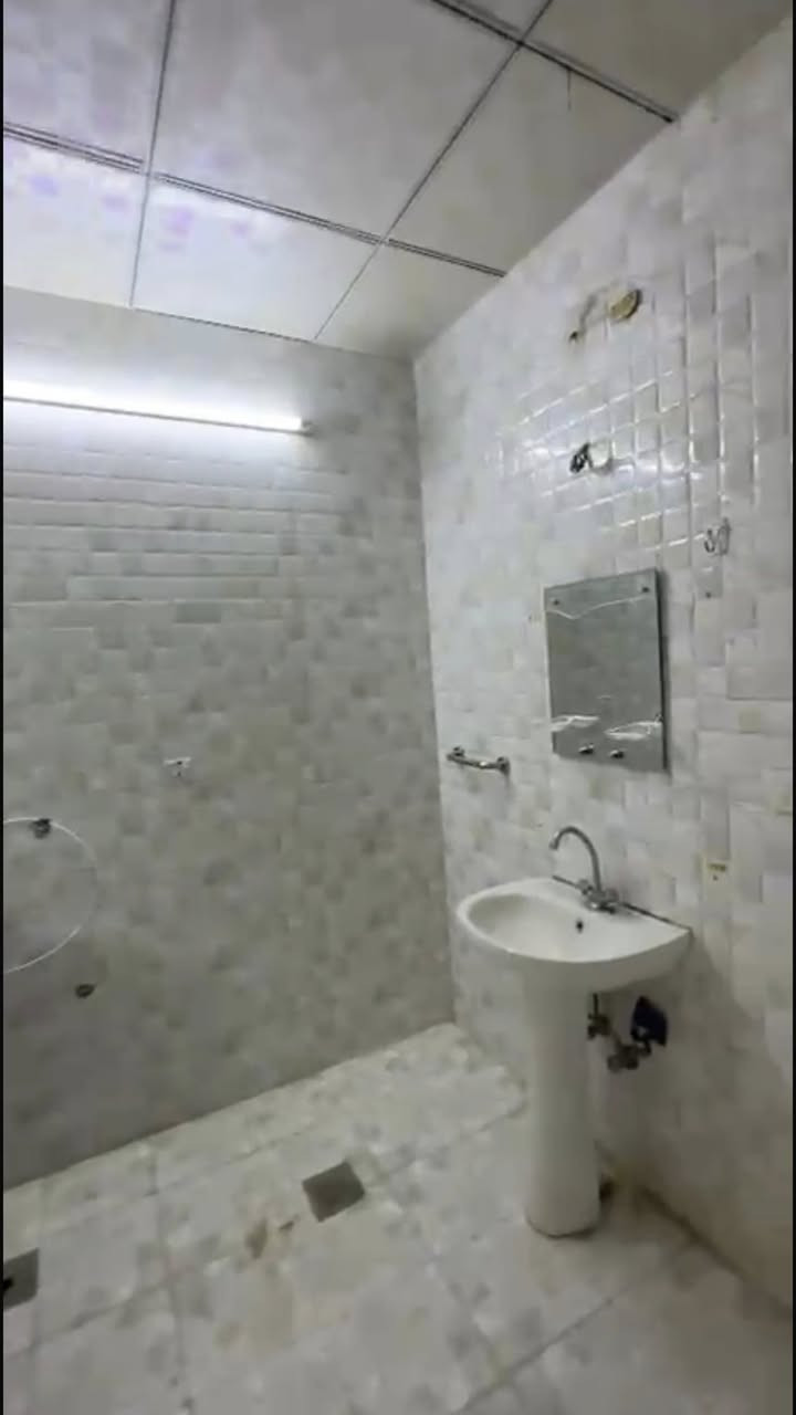 بيت للايجار طابق الارض عنيكاوا108
300$قفلو  راسلنى ع واتساب***********
