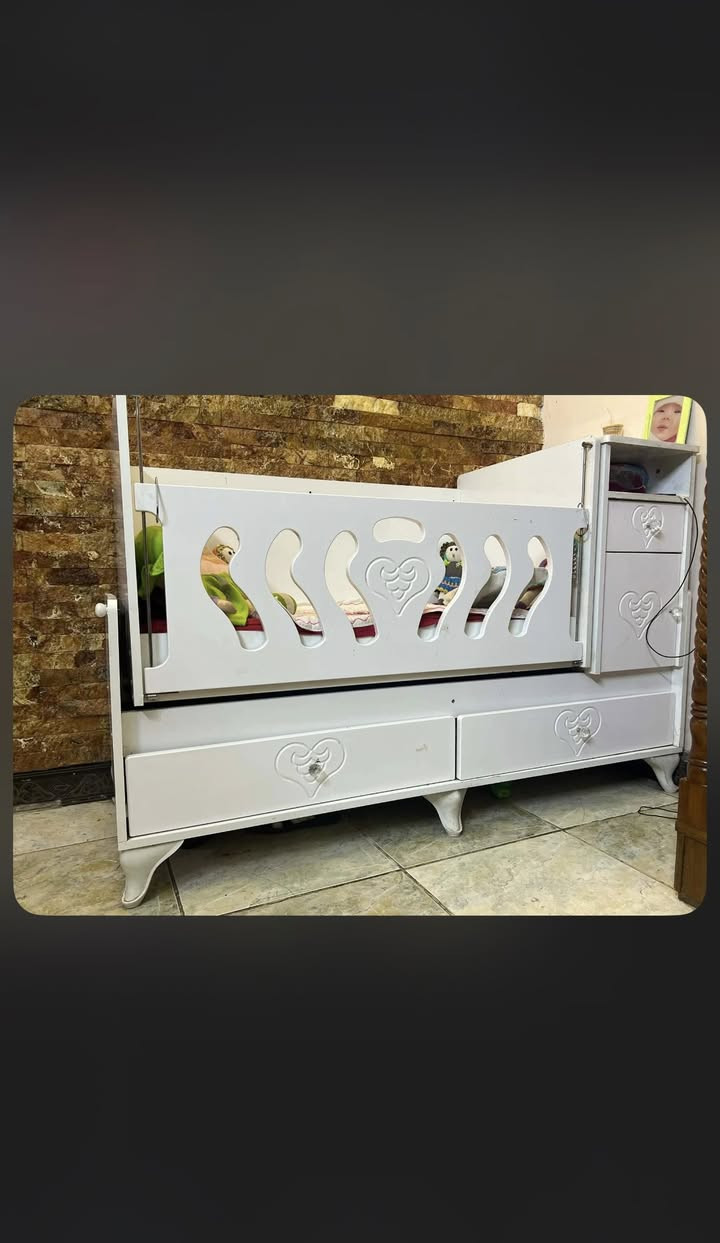 السلام عليكم
سرير اطفال للبيع نظيفه جدا تحتوي ع مجرات وكومدي 
حجمها. يتكبر ويتصغر + هزاز .. رايدها ٢٠٠ ألف وبيها مجال لصداقين التواصل السريع ***********

