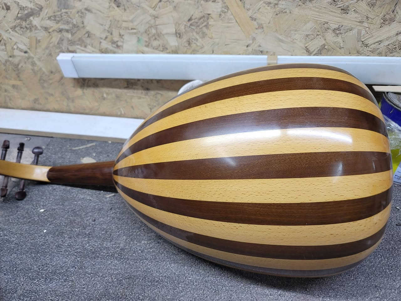 سلام عليكم عود السطه وميض ماهر غني عن التعريف الوجه من السيدار ولضهر جوز وزان المفاتيح  ول مسطره من خشب السيسم صوت جهور وباور عالي جدا مكاني بصره سعر العود ٧٥٠ وبي مجال قليل الي رايده يتصل على هاذه الرقم ***********
