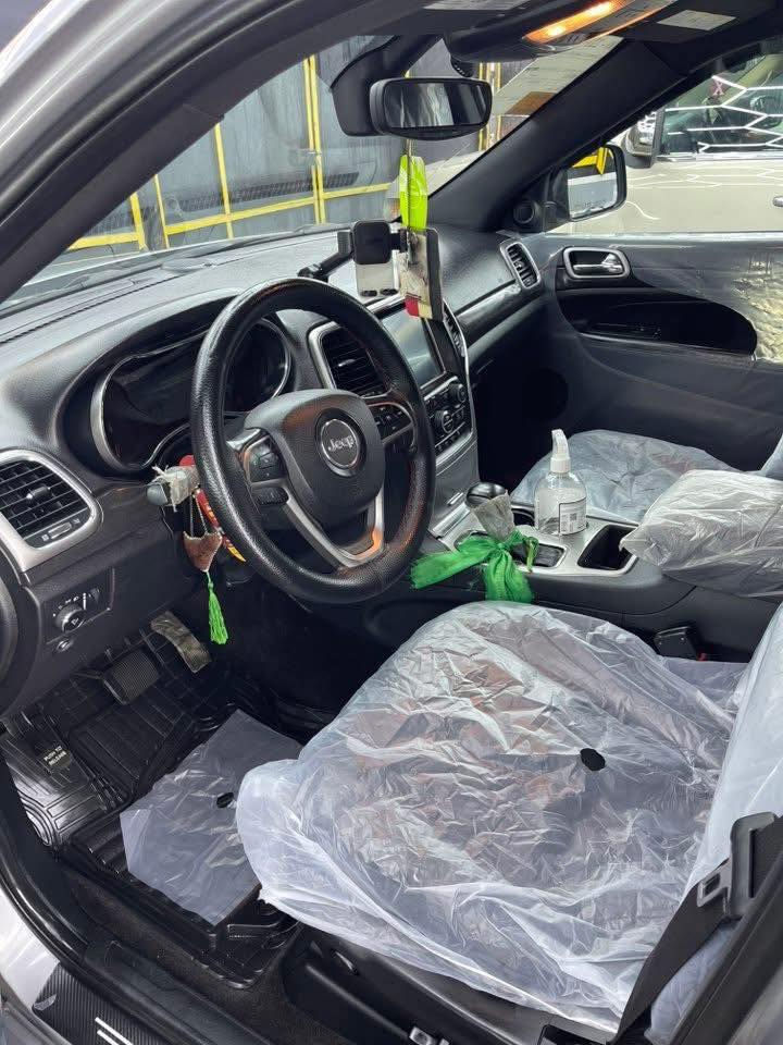 سلام عليكم جيب  ٢٠١٨
بلاك توب 
1. ماشيه 70 الف 
2. رادارات خلفي 
3. كشنات جلد و شامو 
4. شاشه كبيره 
5. كامره خلفيه
6. حساسات بلادي 
7. لايت + لايت زنون 
8. نظام سبورت نظام ايكو نظام مانع انزلاق 
9. بصمه + تشغيل عن بعد 
10. صندوق كهرباء 
11. نظام الاوتو ستوي 
12. كشنات تتفئه 
13. فور ويل 
14. محرك ٦ سلندر 
15. صدر خير من الله مابيه نقص حدادية تايرات كلة جديد 
16كير محرك مكفولات كفالة عامة 
16. مكان السياره بغداد حي اور  
17. رقم اربيل  الدولي الجديد  
18.صور الحادث موجودة 
19. التلفون *********** 
20. السعر 18500 ورقة 
ملاحظة :السيارة اشتريتهة مكينة مفتوحة واني بدلت المكينة مال جيب موديل 18 كاملة طابوكة لذالك المكينة مكفولة كفالة عامة
